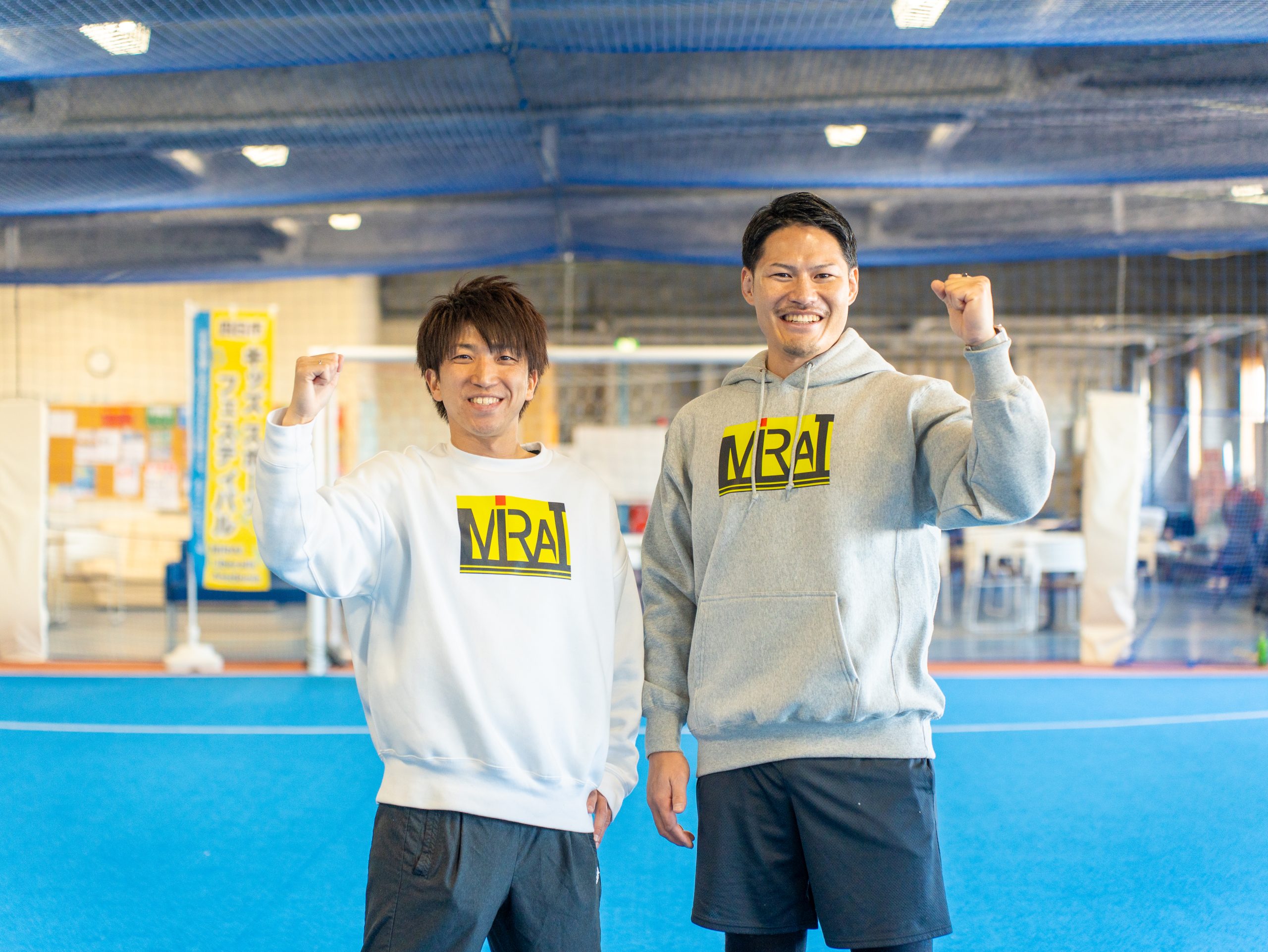 MiRAIスポーツ教室の指導を担当するけいた先生としんや先生の笑顔の2ショット
