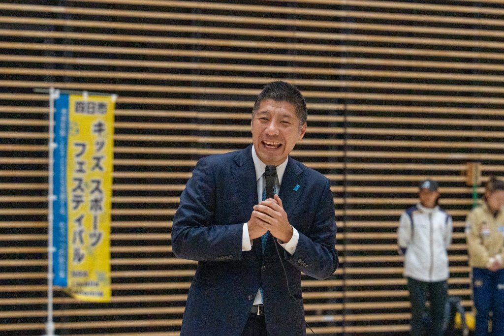 四日市市長の森智弘氏がMiRAI主催のスポーツ体験イベントの開会式で挨拶をしている様子｜四日市アリーナ