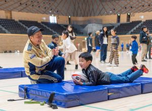 四日市アリーナで女子ラグビーチームPEARLSの選手が子どもにラグビー体験を指導する様子｜MiRAI主催のスポーツ体験イベント