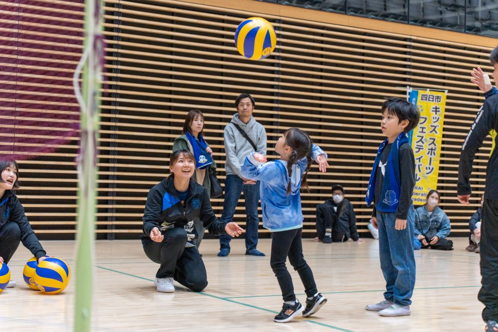 四日市アリーナでLIBERTY愛知の女子バレーボール選手が子どもにバレーボール体験を指導している様子｜MiRAI主催のスポーツイベント