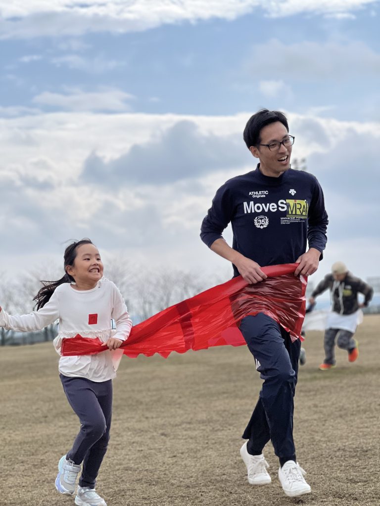 四日市の運動会イベントで親子がデカパン競争に挑戦し、笑顔で走っている様子