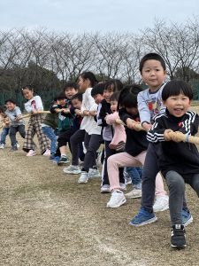 四日市の運動会イベントで、子どもたちが笑顔いっぱいに綱引きを楽しんでいる様子