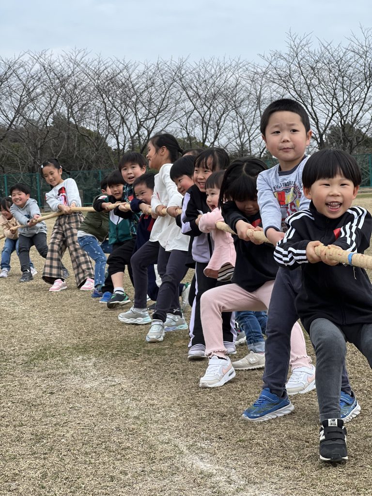 四日市の運動会イベントで、子どもたちが笑顔いっぱいに綱引きを楽しんでいる様子