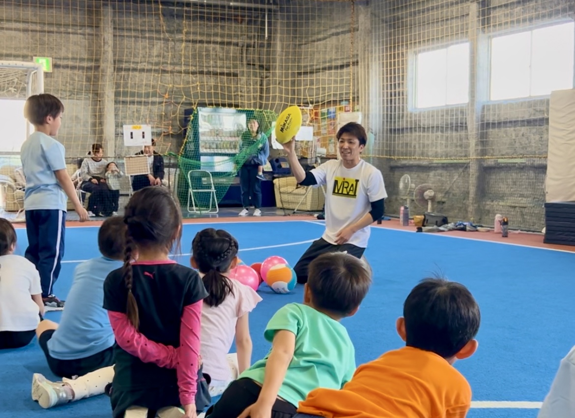 四日市・菰野の子ども向け運動スクールMiRAIで、けいた先生が多様なボールを使った運動プログラムを子どもたちに説明している様子