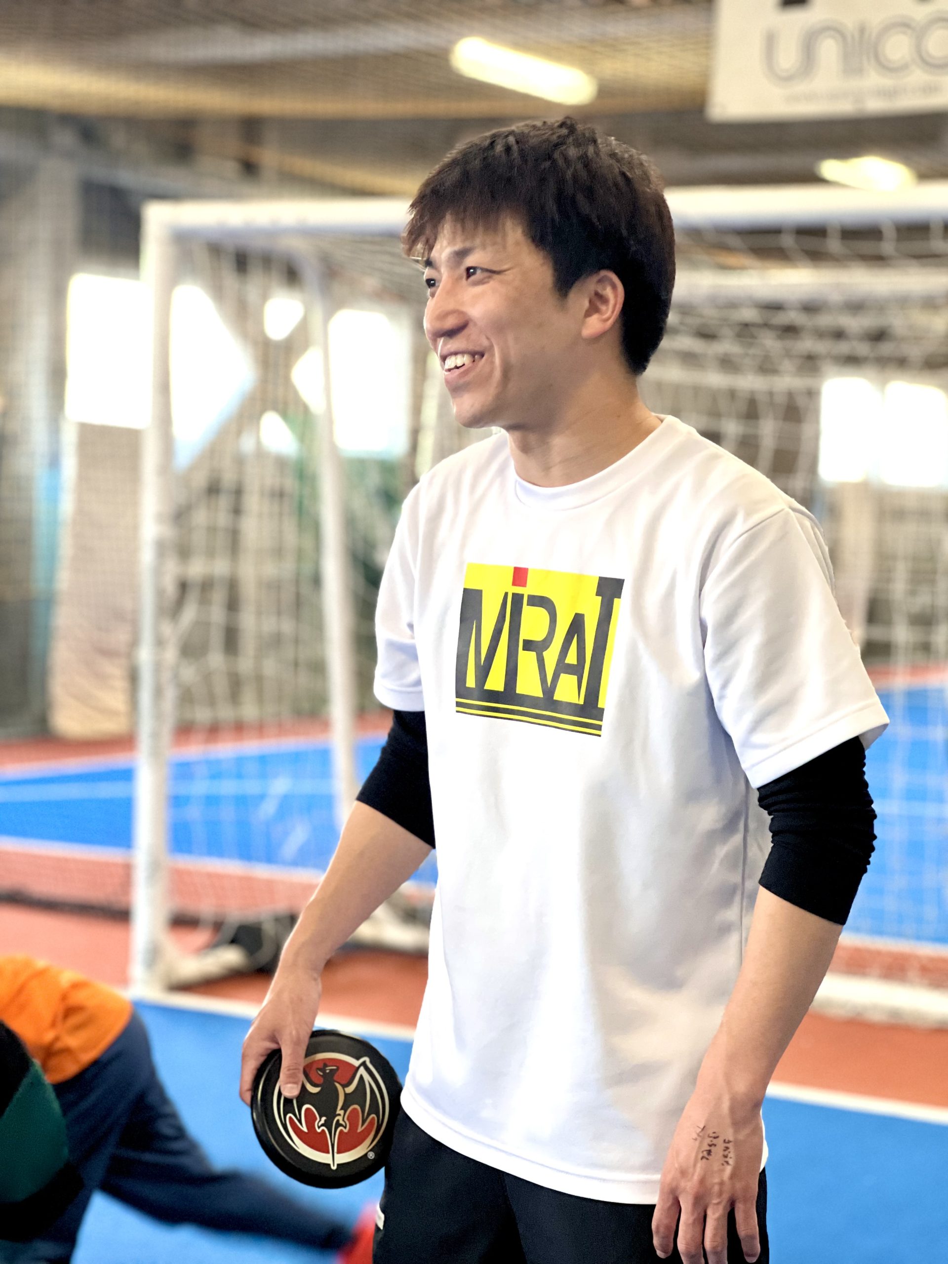 子どもたちの成長を見守り、嬉しそうな笑顔を浮かべるMiRAIのけいた先生（四日市総合体育スクール）