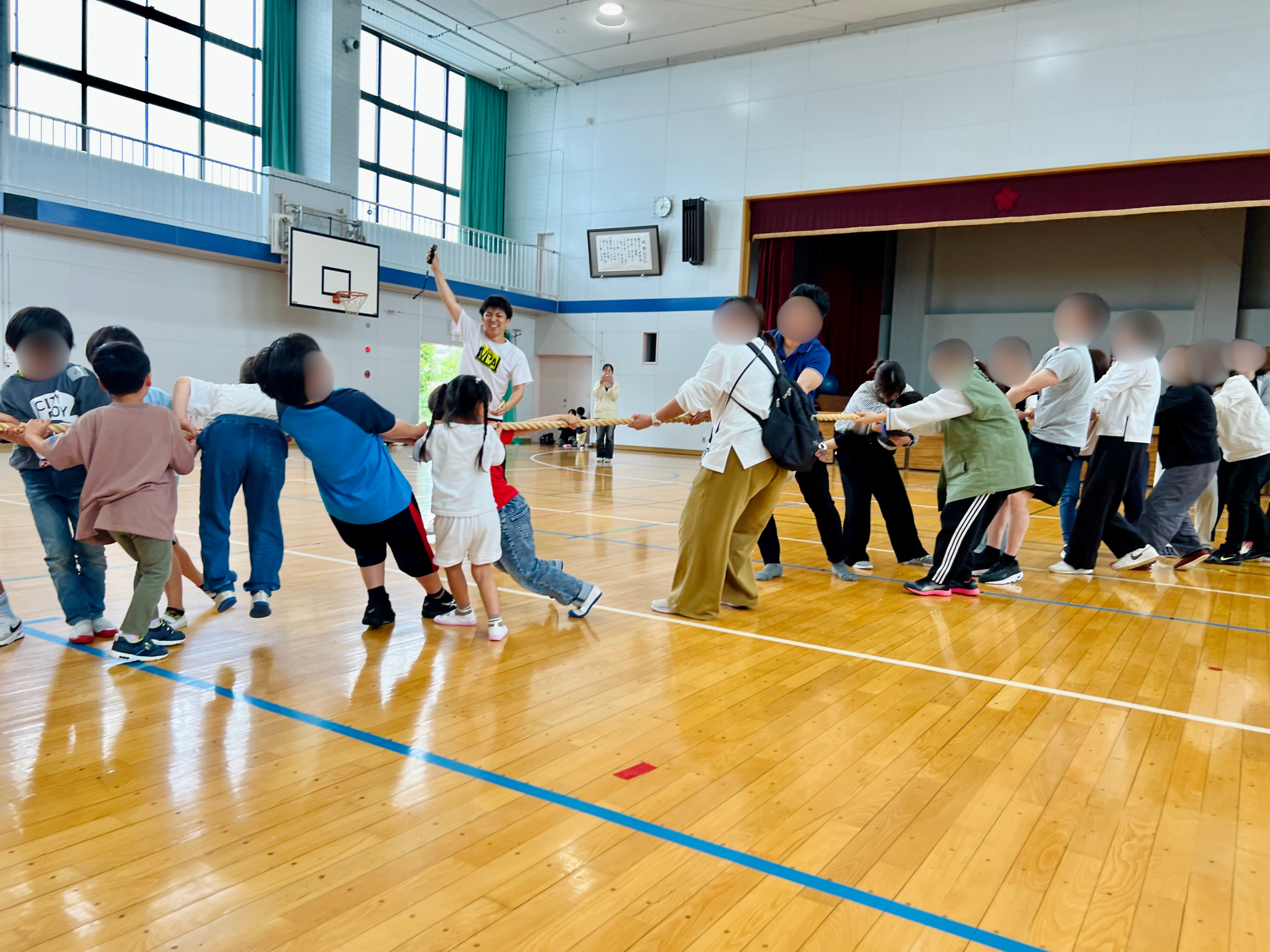 四日市・菰野の親子運動会でママパパと綱引きを楽しむ子どもたちの笑顔