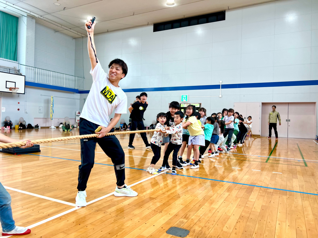 　四日市・菰野で開催されたMiRAI親子運動会で、けいた先生の合図で綱引きが始まる瞬間
