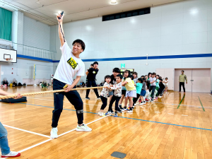 　四日市・菰野で開催されたMiRAI親子運動会で、けいた先生の合図で綱引きが始まる瞬間