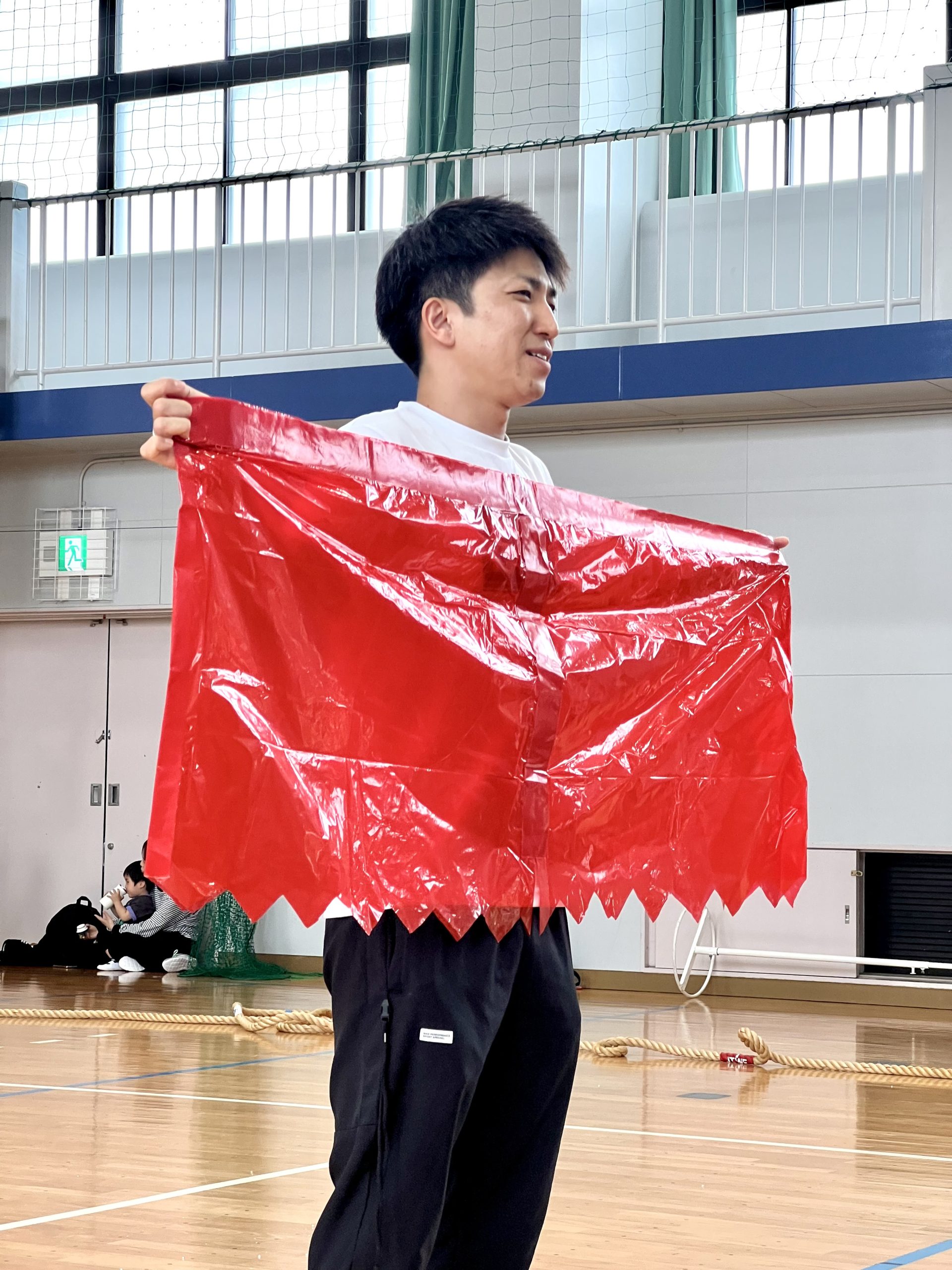 MiRAIの親子運動会で、けいた先生が手作りしたデカパンを子どもたちに紹介している様子