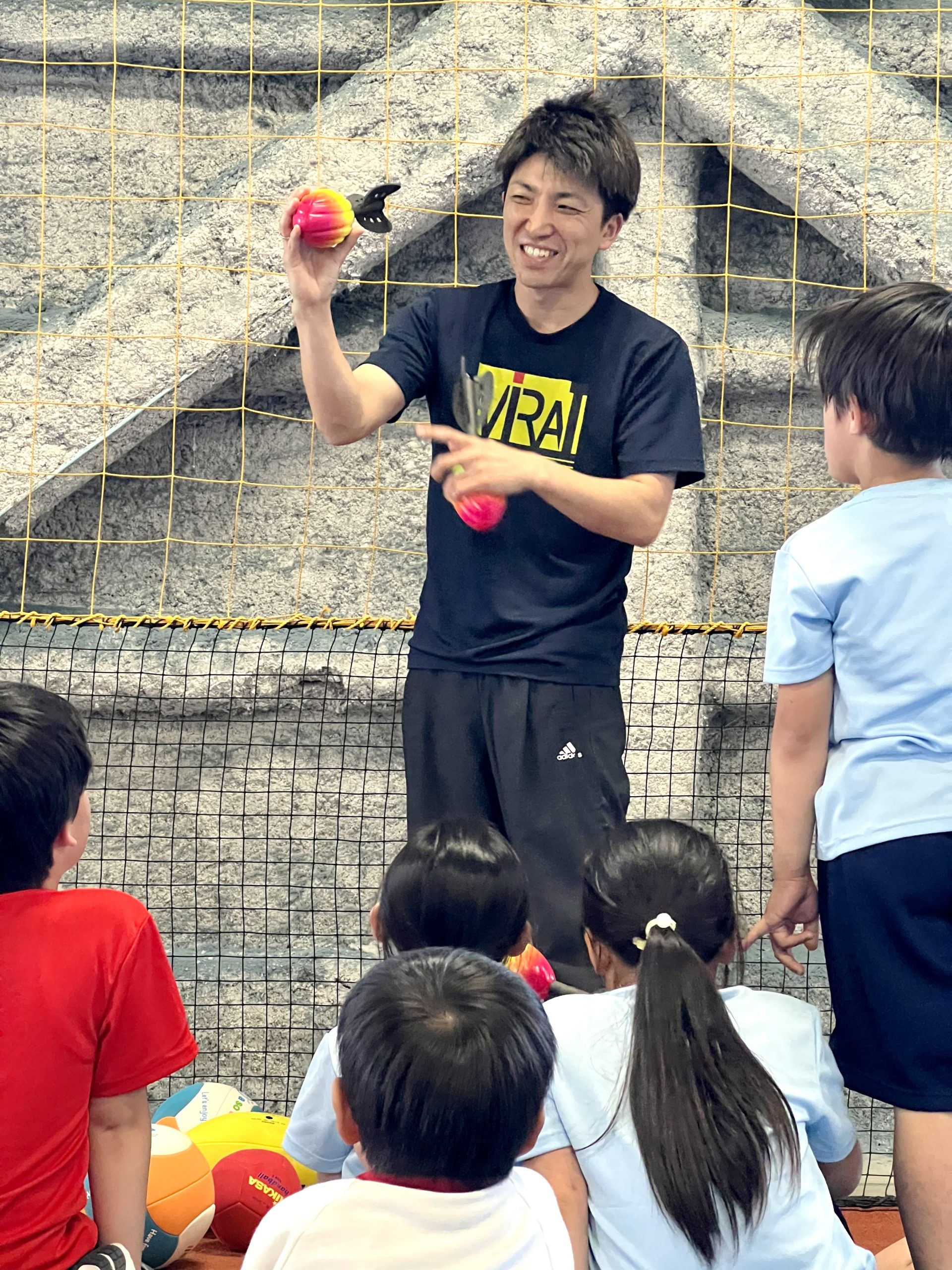 四日市のMiRAI体育スクールでジャベボールの投げ方を教えるけいた先生と子どもたち