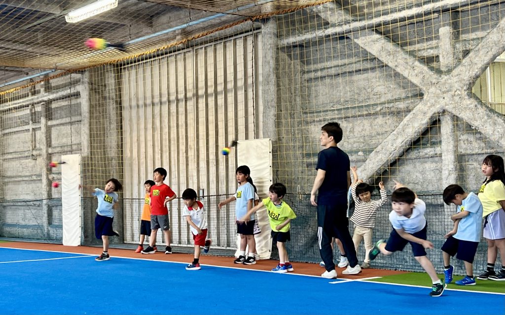 四日市市のMiRAI体育スクールでジャベボールを全力で投げる子どもたちの様子
