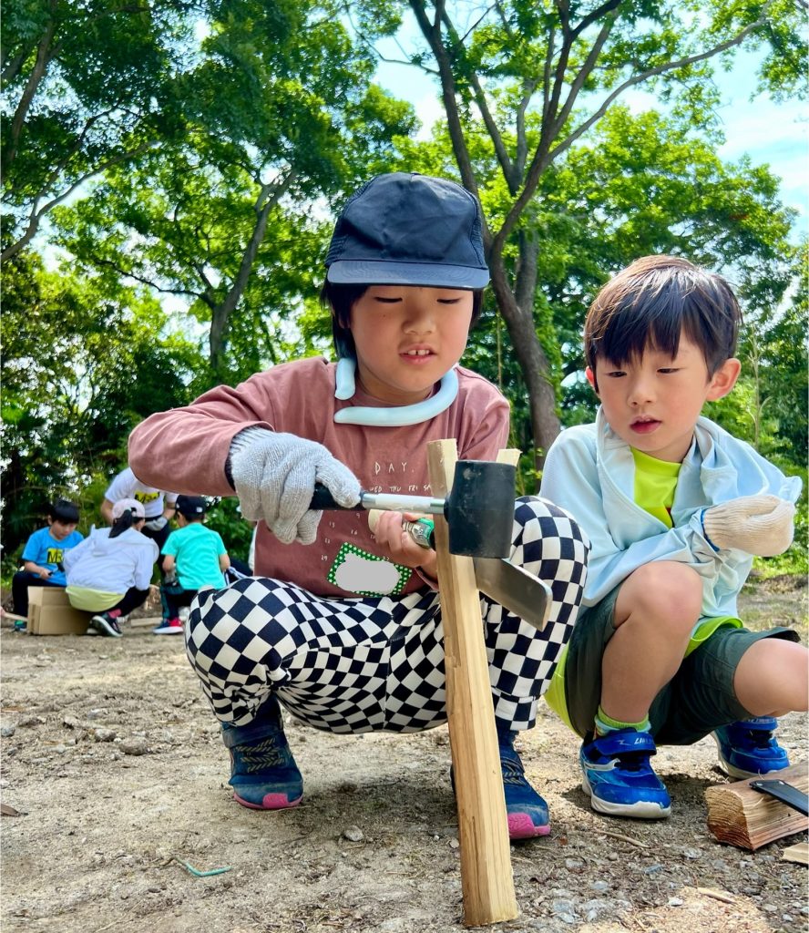 四日市の小学生が薪割り体験に挑戦する様子｜MiRAI 1DAYスクール