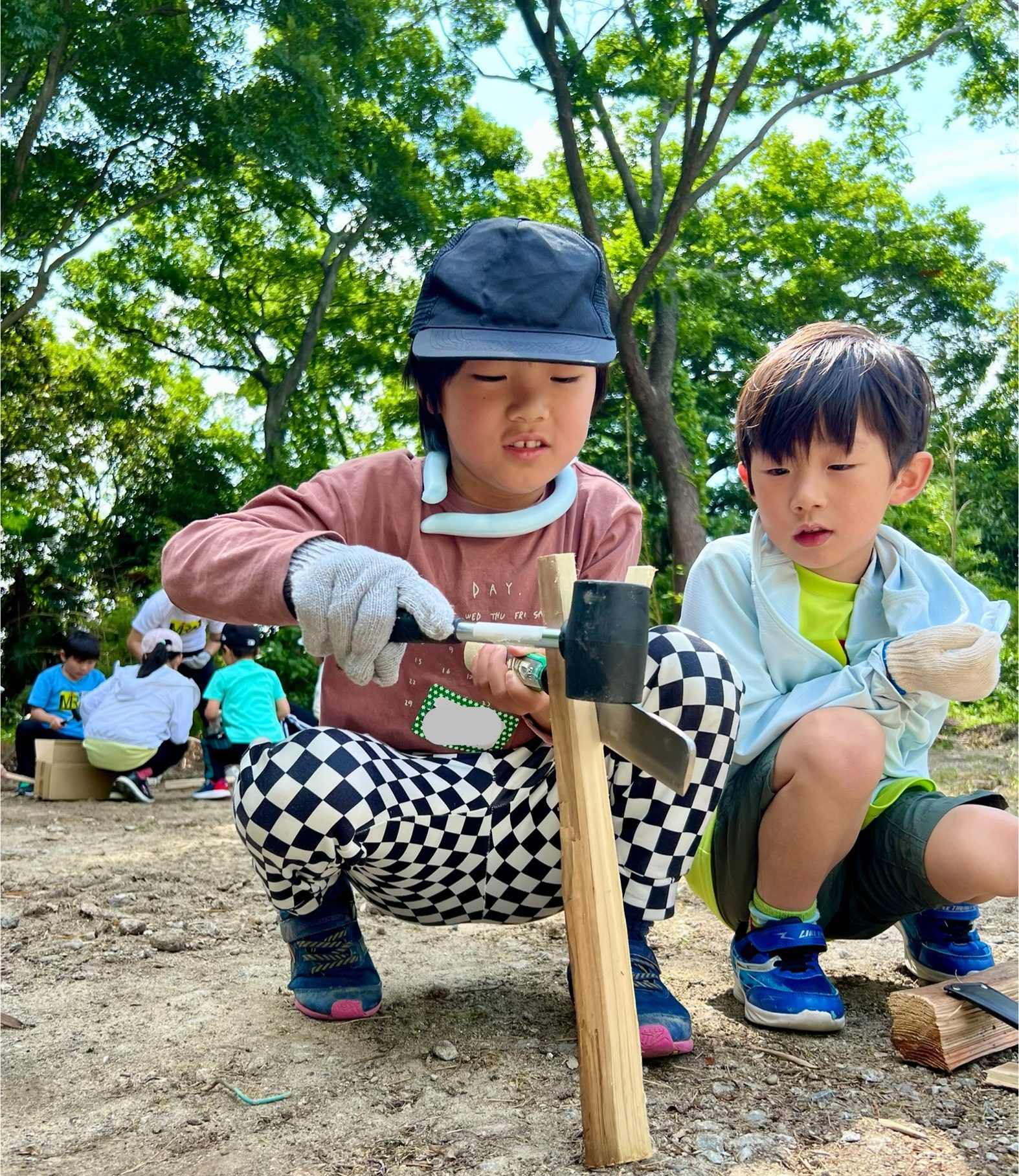 四日市の小学生が薪割り体験に挑戦する様子｜MiRAI 1DAYスクール
