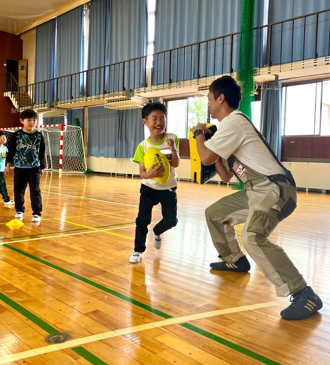 体育館でラグビー体験に挑戦する小学生｜四日市の子ども向けスポーツイベント