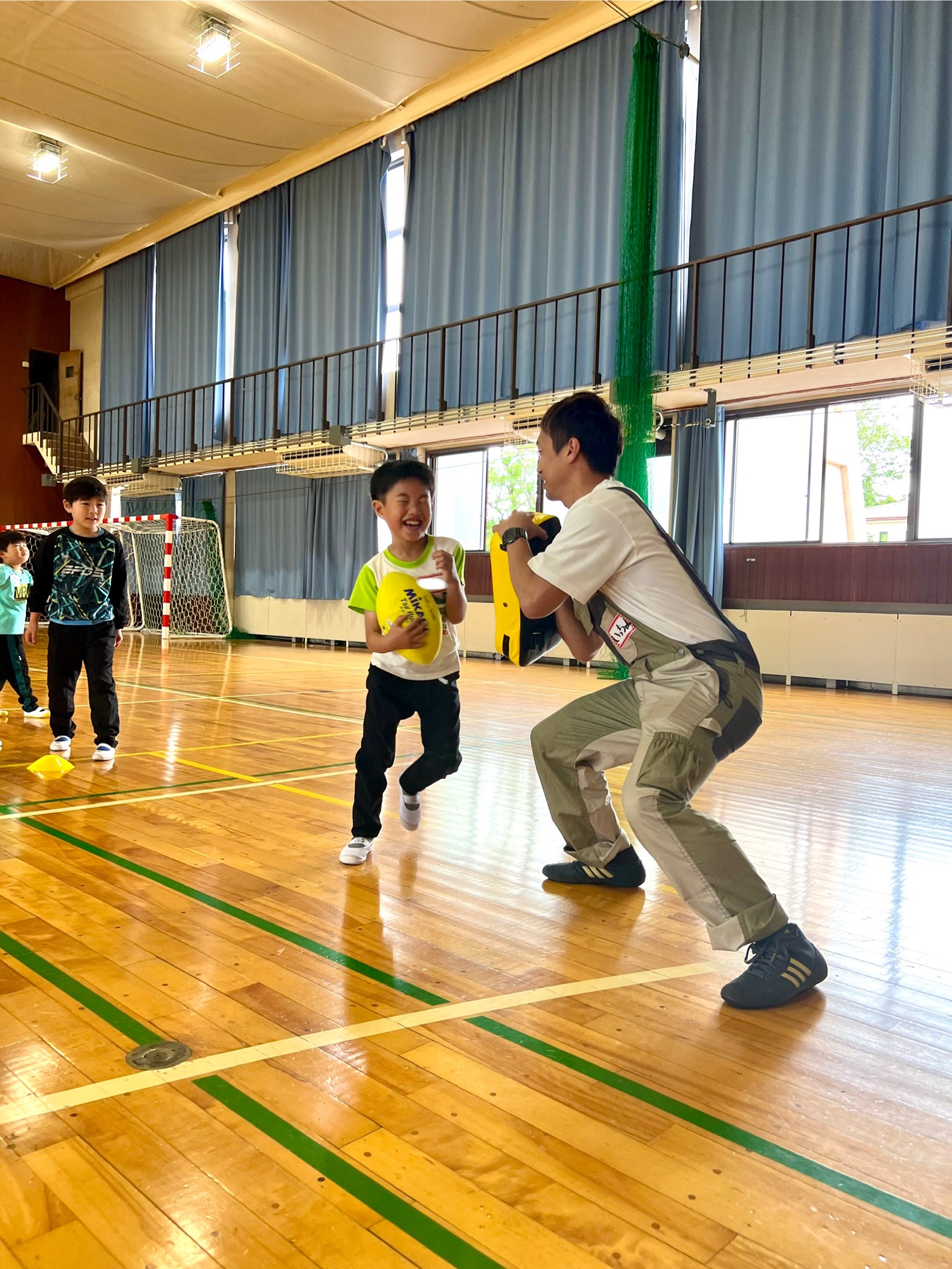 体育館でラグビー体験に挑戦する小学生｜四日市の子ども向けスポーツイベント