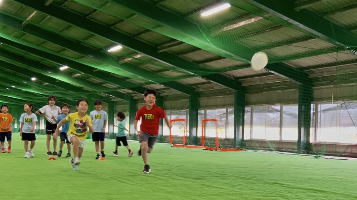四日市・あがたに新設されたMiRAIの習い事会場で、子どもたちがダッシュトレーニングに挑戦している様子