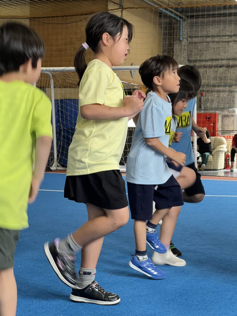 四日市の小学生がMiRAIのスポーツ教室でけんけんトレーニングに真剣に取り組む様子