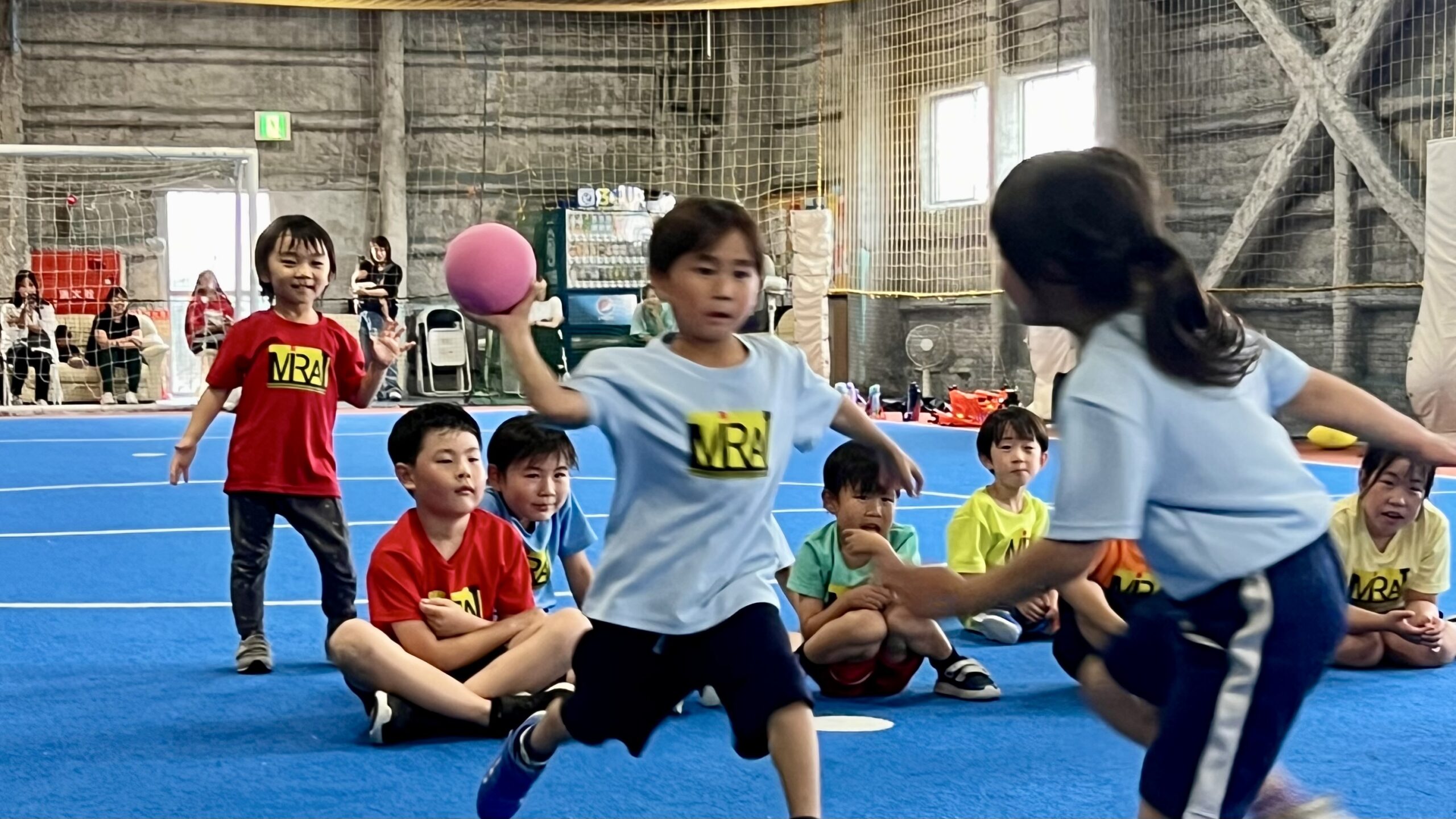 四日市の小学生がMiRAIのスポーツ教室でハンドボールシュートに挑戦する様子