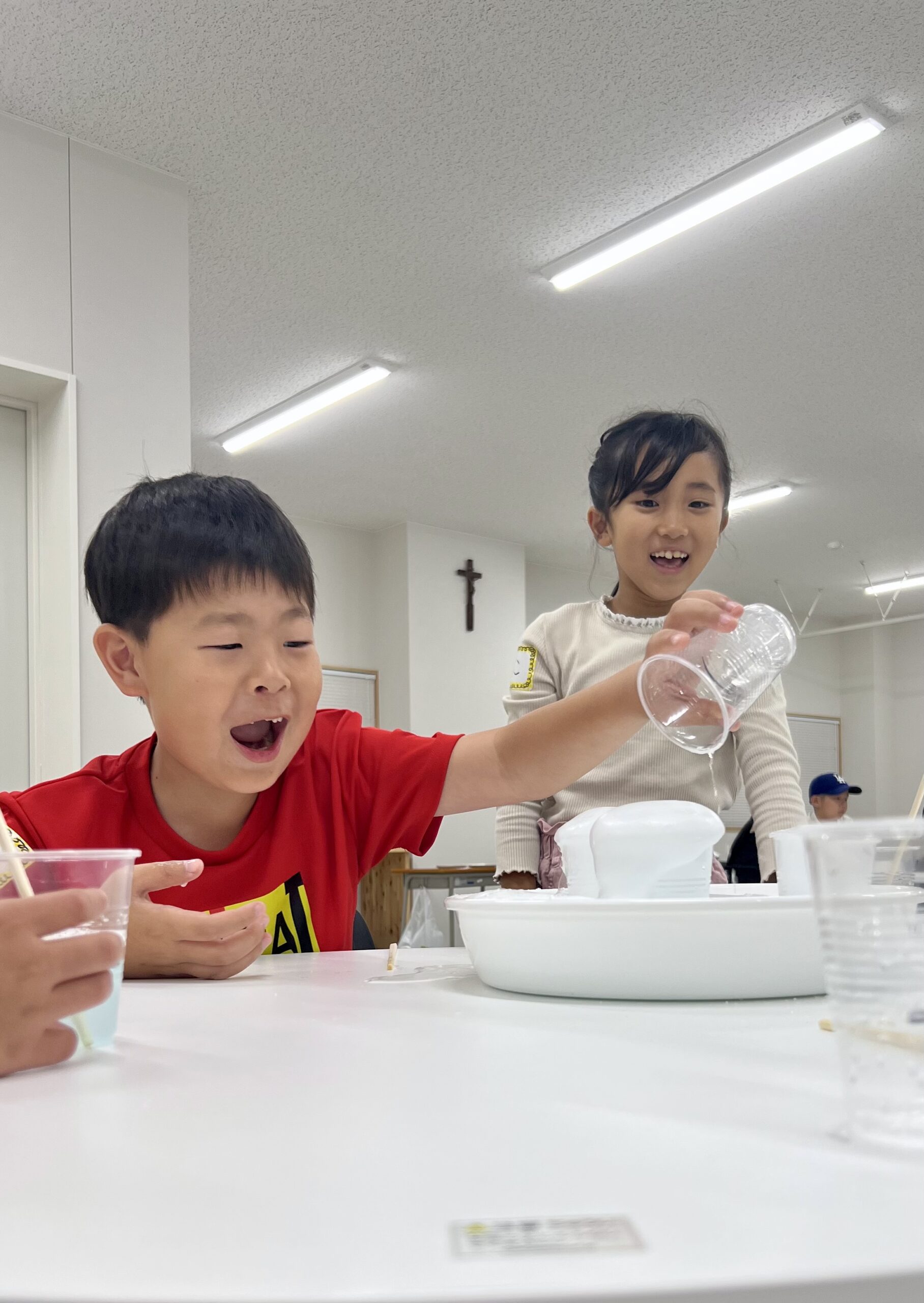 四日市の小学生が泡の爆発実験に大興奮！科学に夢中になる瞬間（習い事・子ども・イベント）