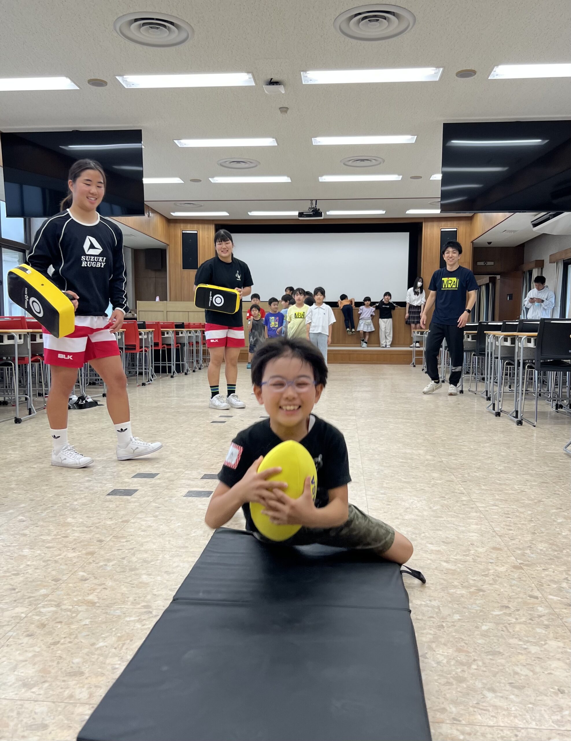 「四日市の小学生が室内でスポーツ体験、高校生とラグビーのタックルに挑戦」