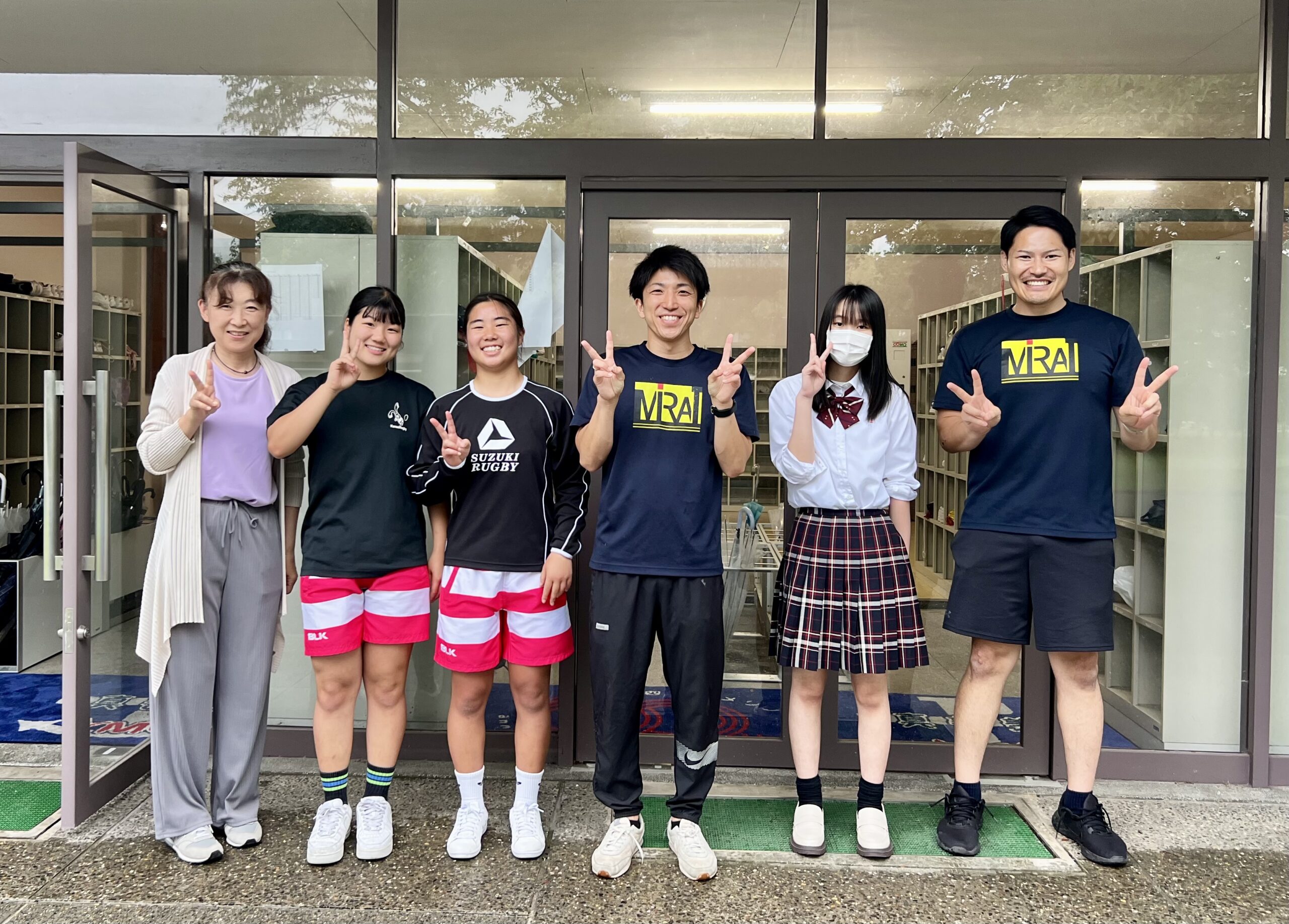 「メリノール学院の高校生とMiRAIスタッフが記念撮影、四日市の教育イベントの締めくくり」