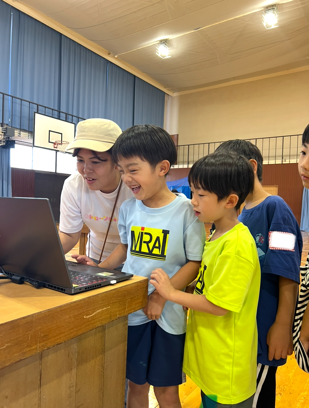 MiRAIのドローン体験イベントで、講師にドローンのプログラミング内容を口頭で伝える子どもたち（三重県四日市市）