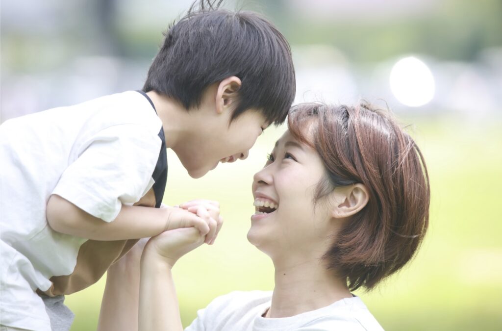 ミライのサマスク親子で成長を分かち合うシーン