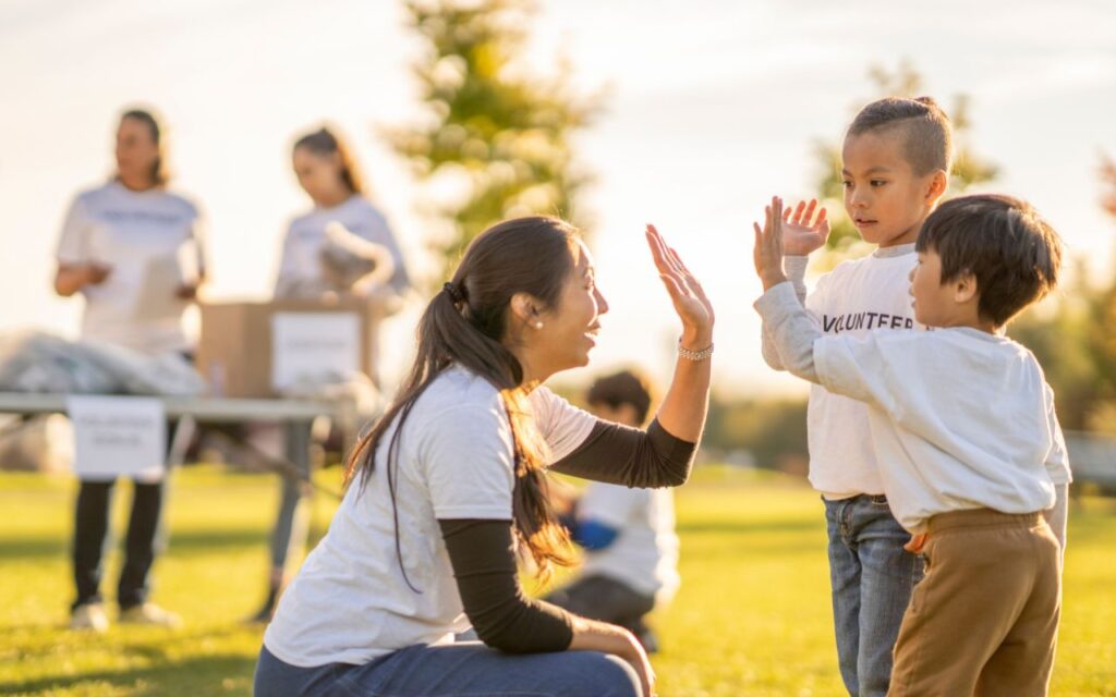 習い事に通う子どもと笑顔でハイタッチする母親｜子どものやる気や成長を感じる瞬間
