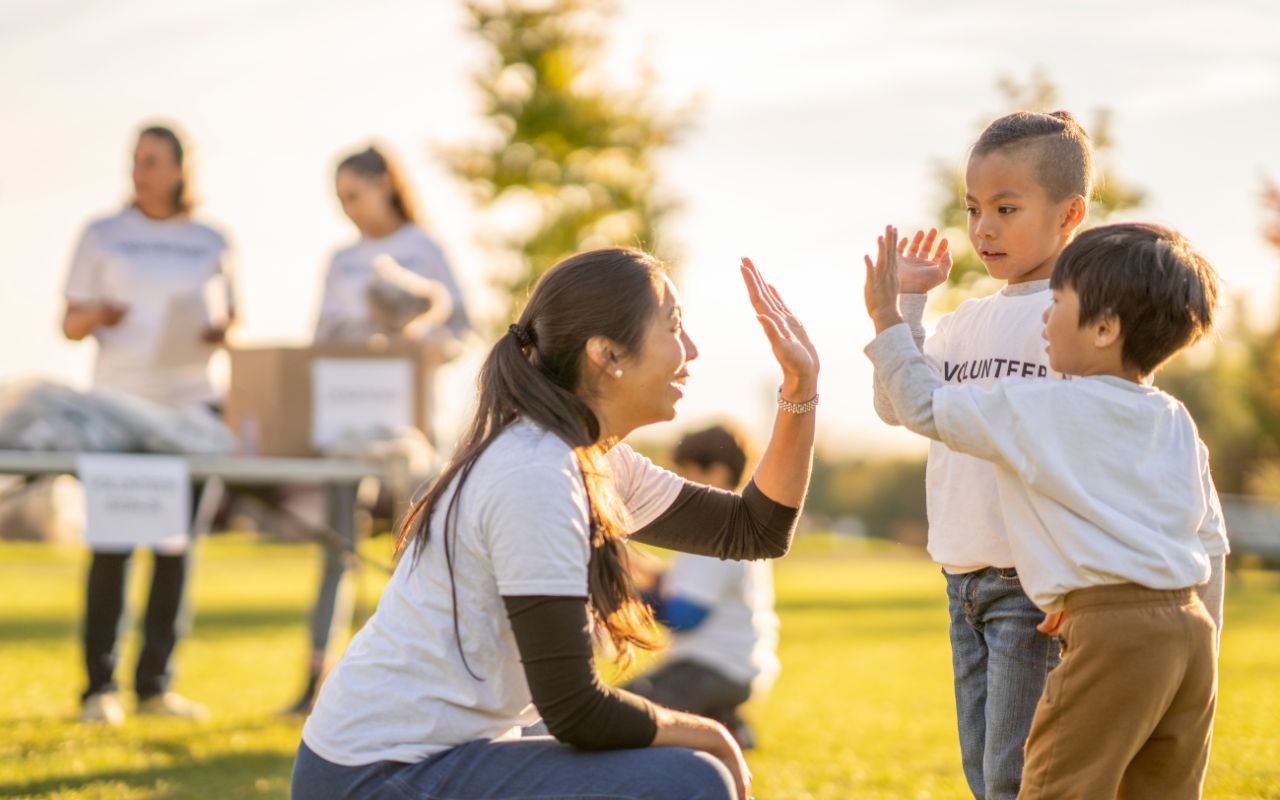 習い事に通う子どもと笑顔でハイタッチする母親｜子どものやる気や成長を感じる瞬間