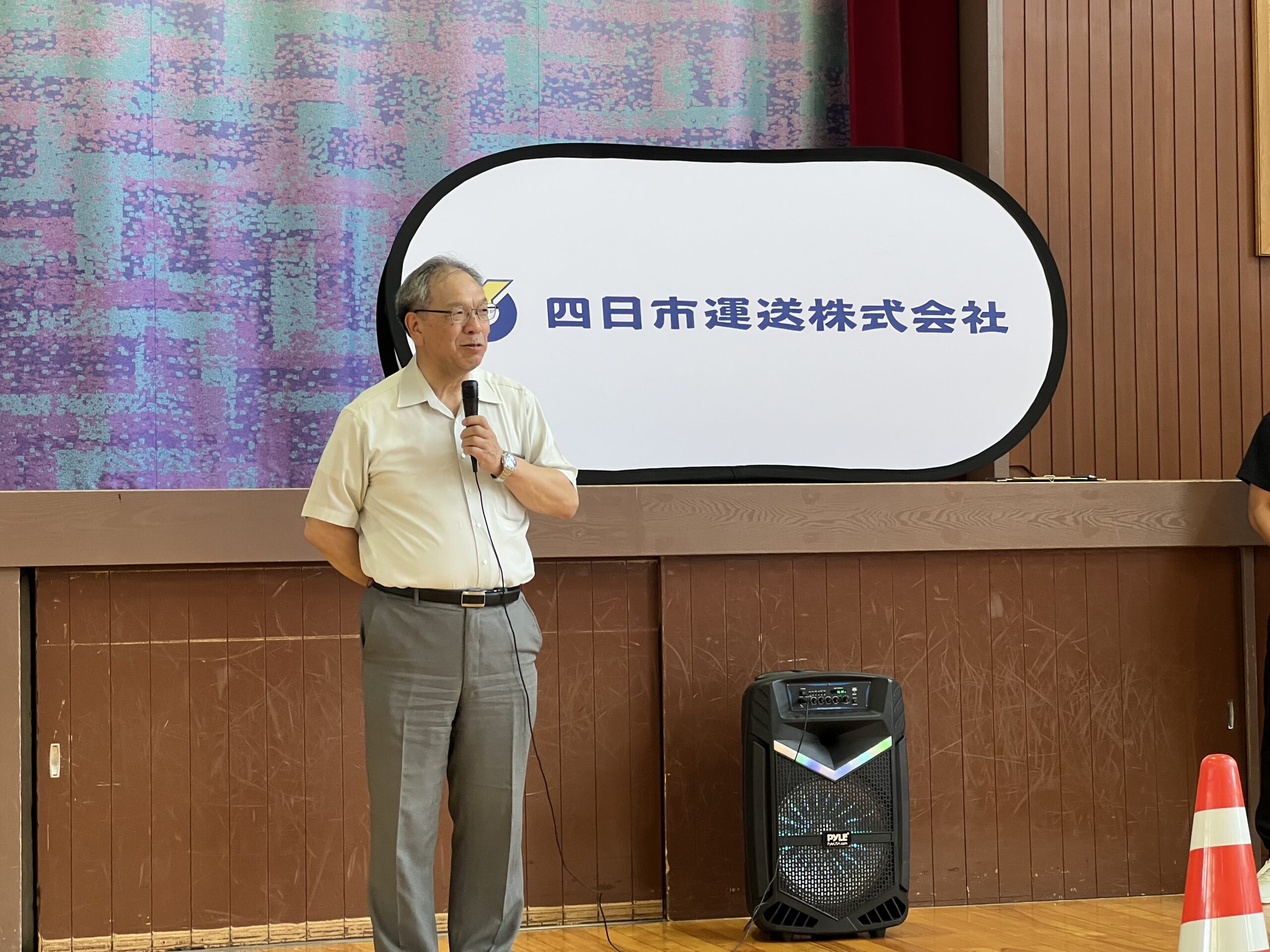 四日市メリノール学院の伊藤春樹理事長がMiRAI親子運動会で挨拶する様子