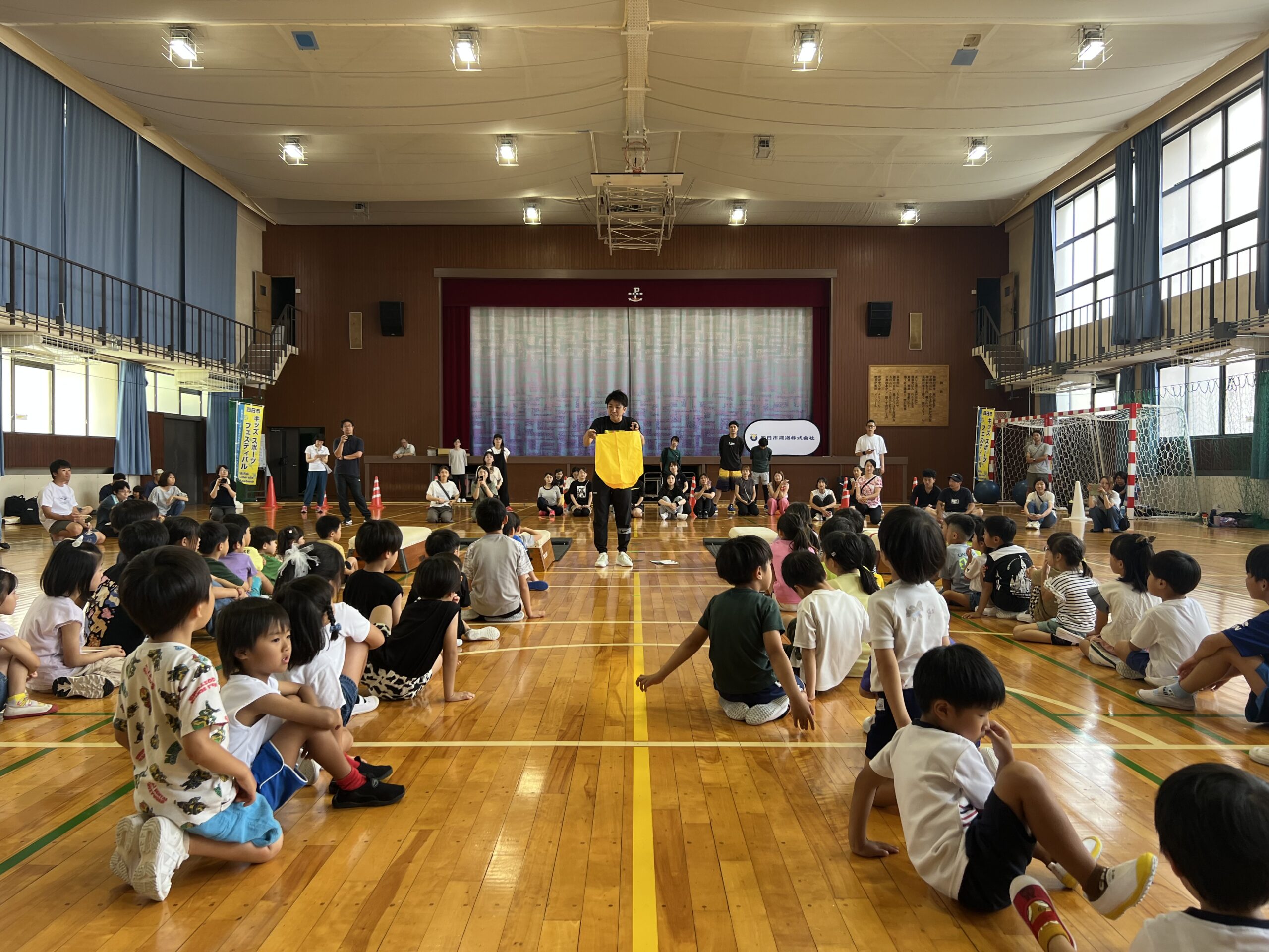 MiRAI親子大運動会の会場全体に集まる子どもたちと保護者のにぎやかな様子（四日市メリノール学院）