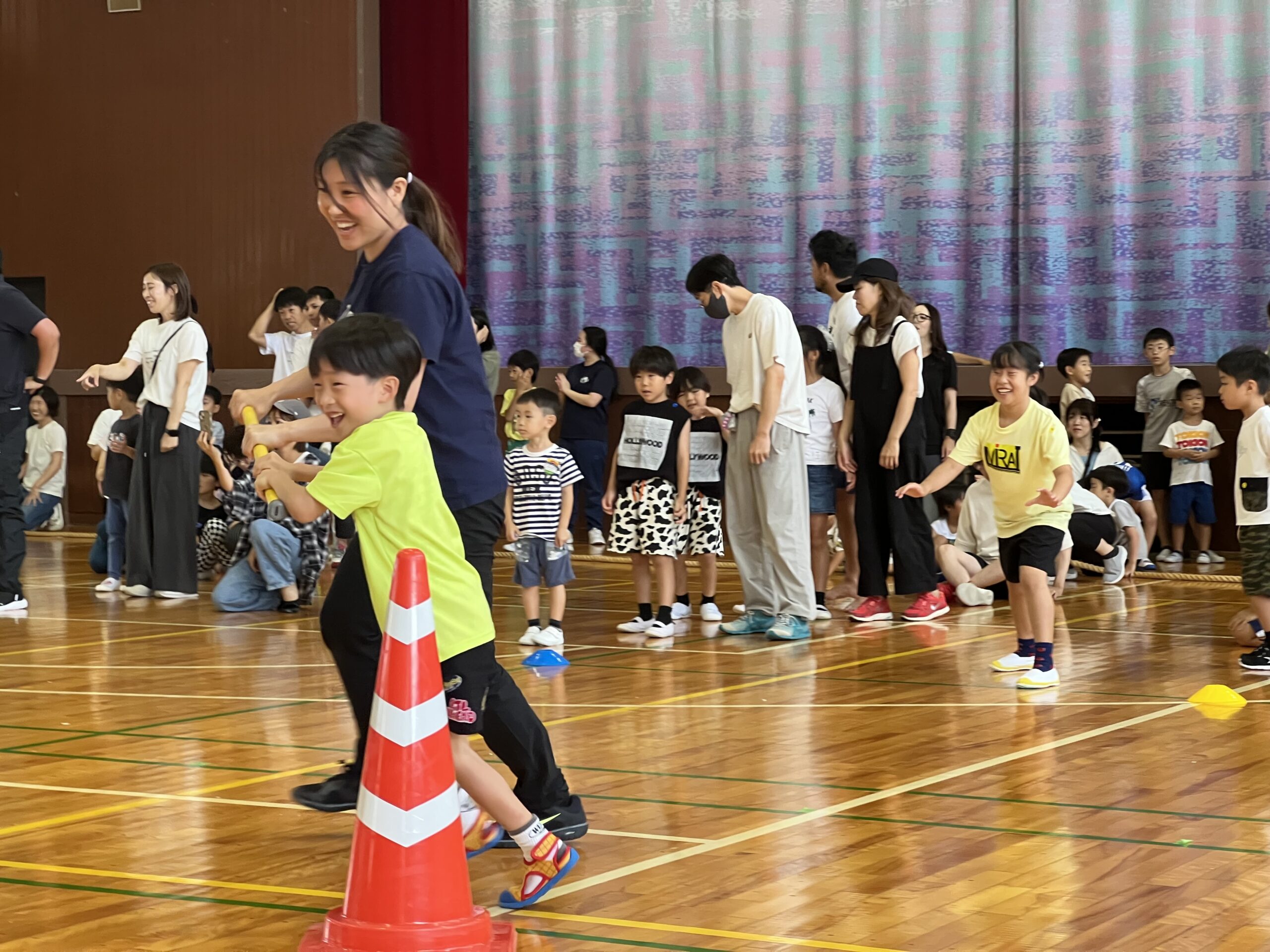 台風の目に笑顔で挑戦するお母さんと息子の様子（MiRAI親子大運動会・四日市）
