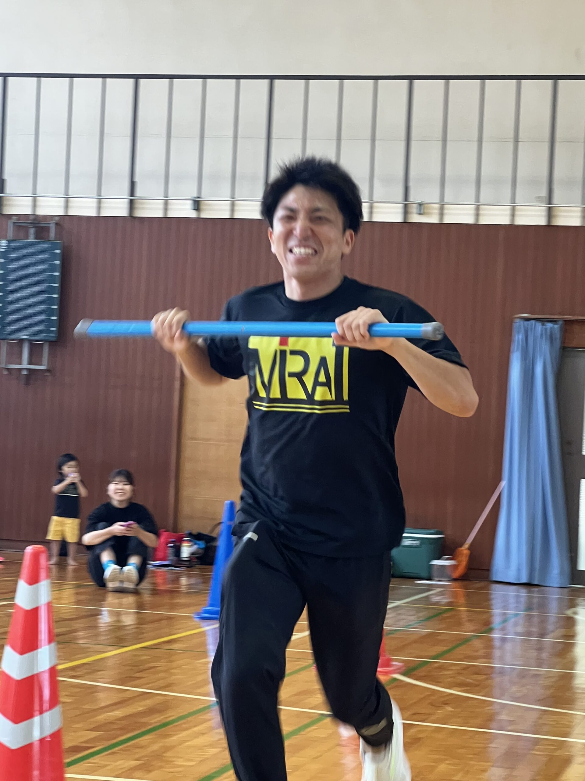 MiRAIスタッフのけいた先生が台風の目の棒を持って全力でダッシュしている様子