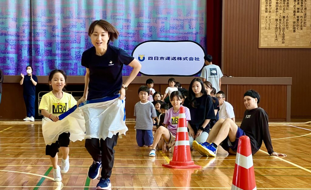 デカパン競争に挑むお母さんと女の子が一緒に走る様子（MiRAI親子大運動会）
