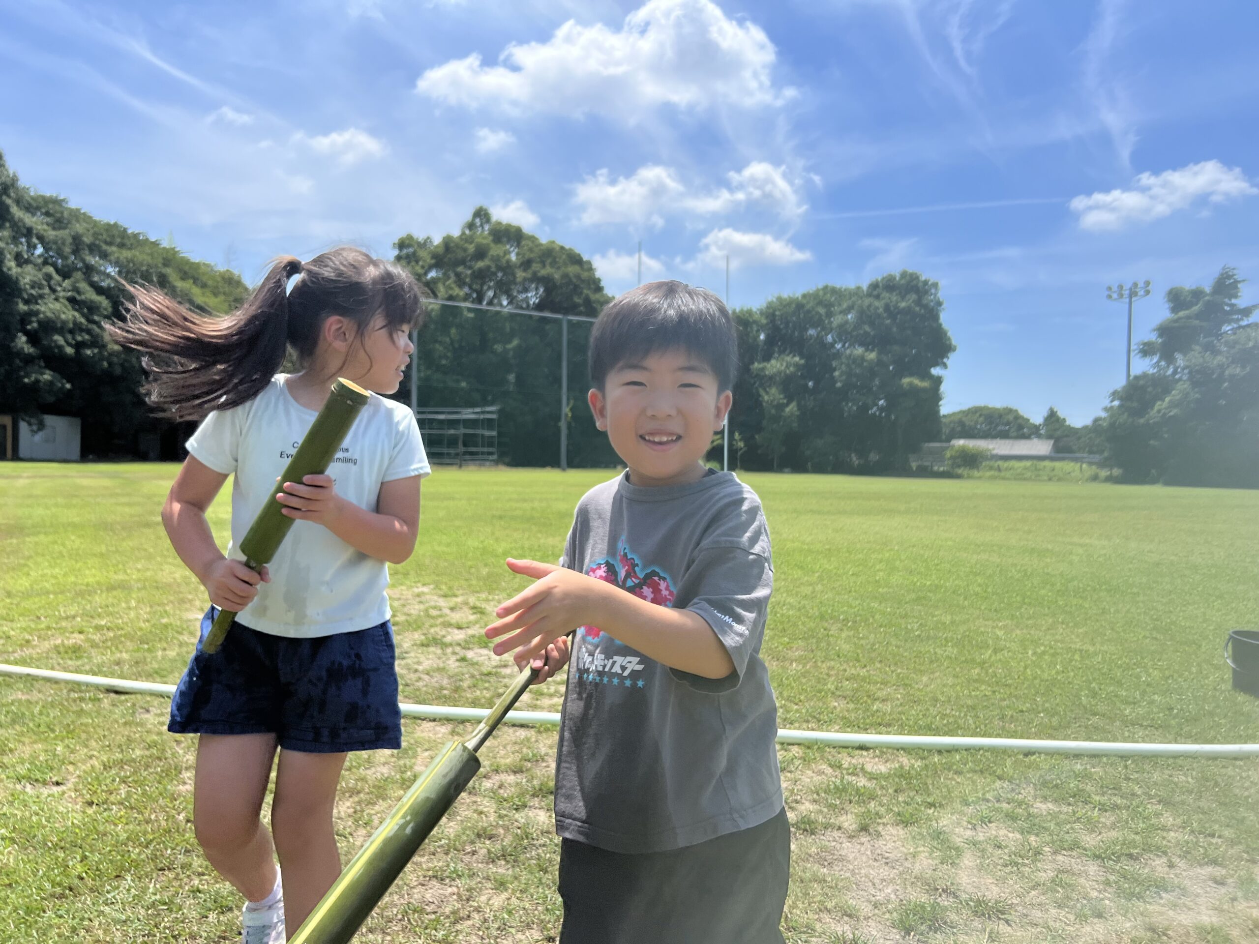 四日市で開催されたMiRAIサマスクで、最初は緊張して笑顔がなかった少年が、仲間と一緒に活動を重ねる中で次第に打ち解け、自然な笑顔を見せている様子を撮影した写真。夏休みの特別な体験を通じて自信と安心感を育んだ瞬間。