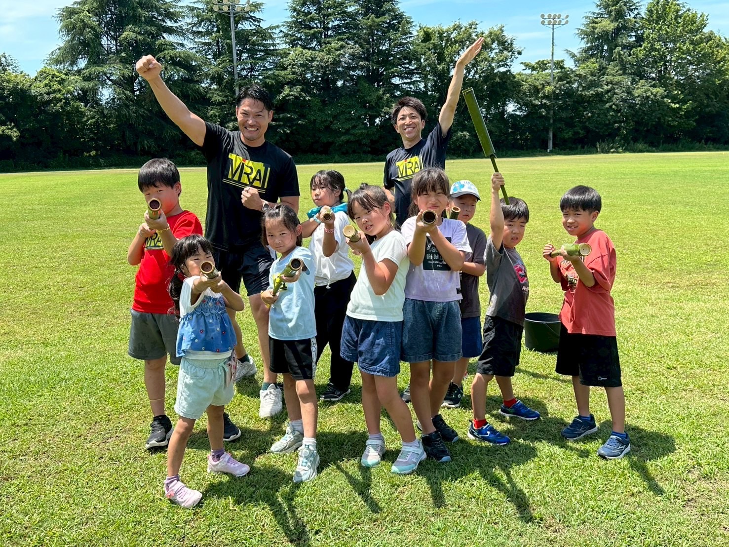 MiRAI親子大運動会の最後に撮影した、MiRAIキッズとスタッフの笑顔あふれる集合写真（四日市メリノール学院）
