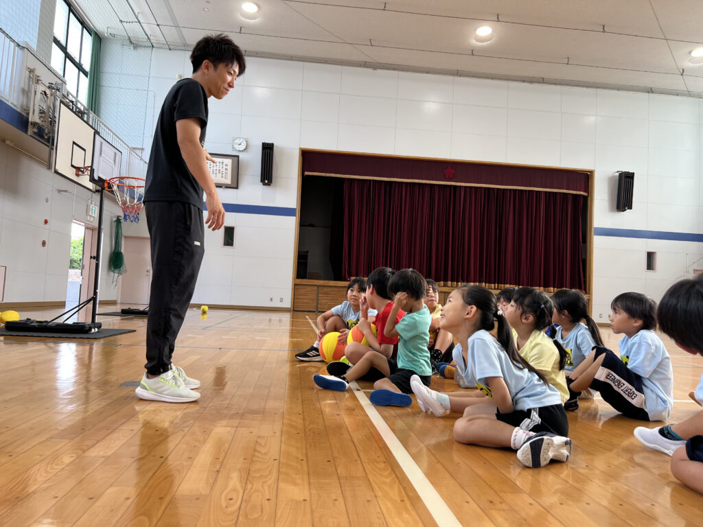 四日市・菰野町エリアの小学生が総合スポーツスクールMiRAIの体験会で、けいた先生の話を真剣に聞いている様子