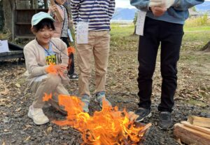 【年中〜小6対象】三重県北勢（四日市市・菰野町）で人気のスポーツスクール。MiRAIのキャンプで焚き火を囲み、未来を愉しむ力が育まれた子どもの笑顔。