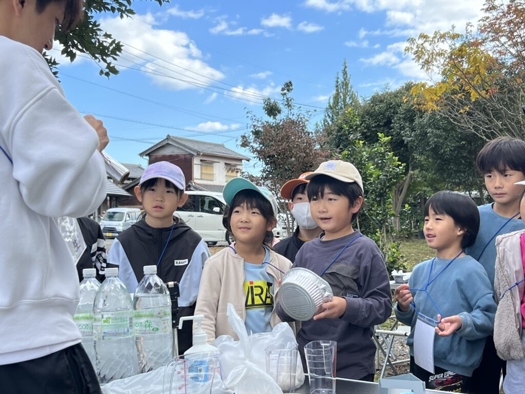 【年中〜小6対象】四日市・菰野町で人気の習い事！MiRAIの野外体験活動で先生の話にワクワクする子どもたちの写真