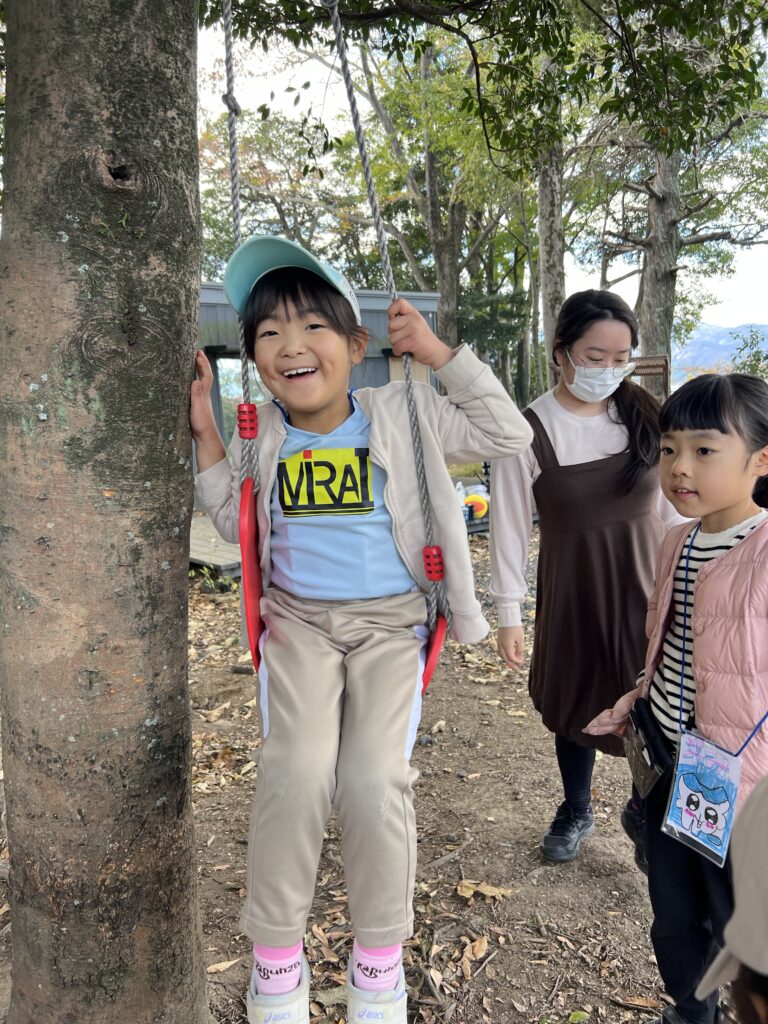 【年中〜小6対象】三重県北勢（四日市市・菰野町）で人気のキッズスポーツ。MiRAIの野外体験で、緊張がほぐれて笑顔で遊んでいる子どもたちの様子。