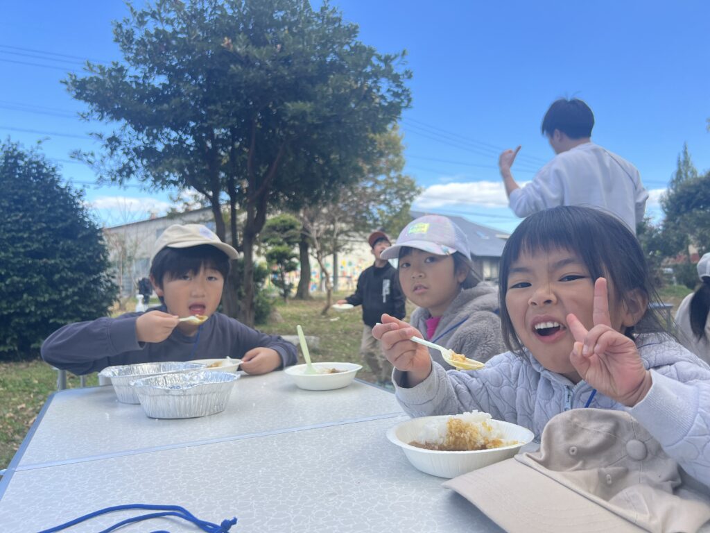 【年中〜小6対象】三重県北勢（四日市市・菰野町）で人気のスポーツスクール。MiRAIのキャンプで、自分たちで作ったカレーライスを美味しそうに食べる子どもたちの様子。