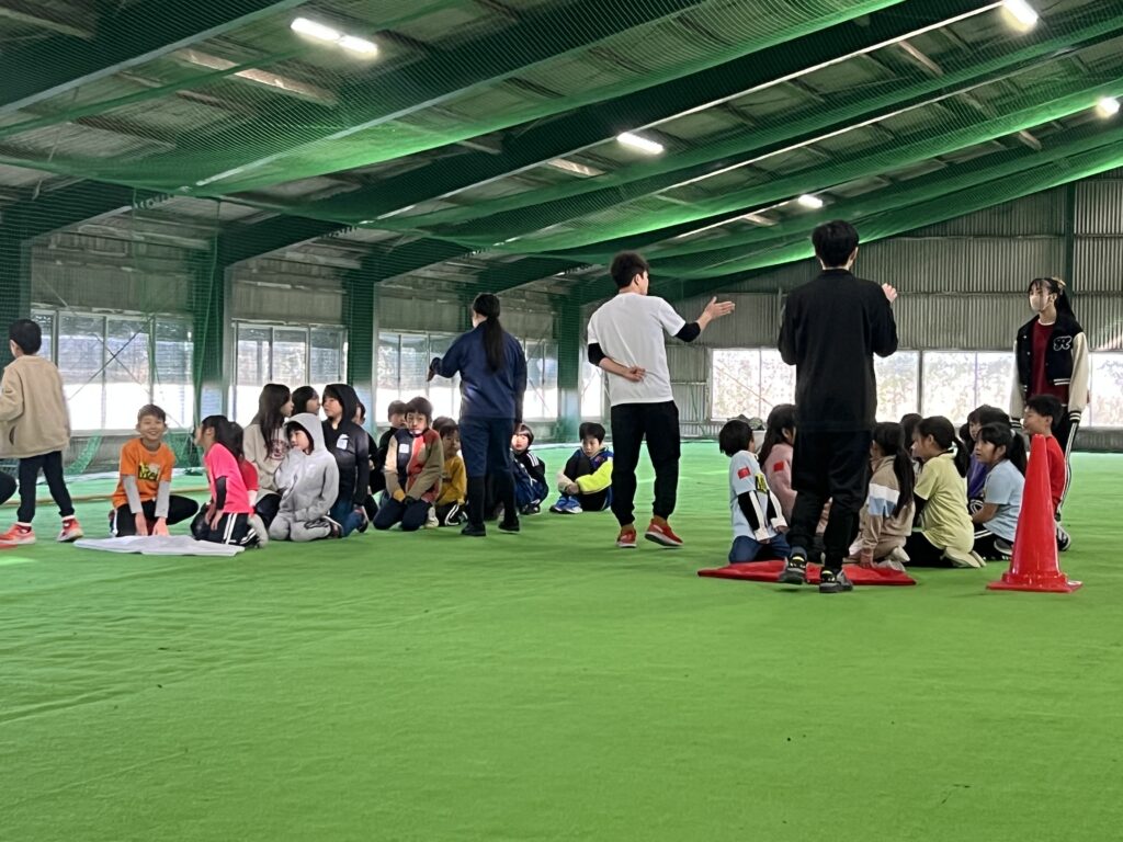 四日市・菰野町で開催された総合スポーツスクールMiRAIの親子参加・冬の運動会で、年中〜小6対象の子どもたちと先生が開始前に集まっている様子