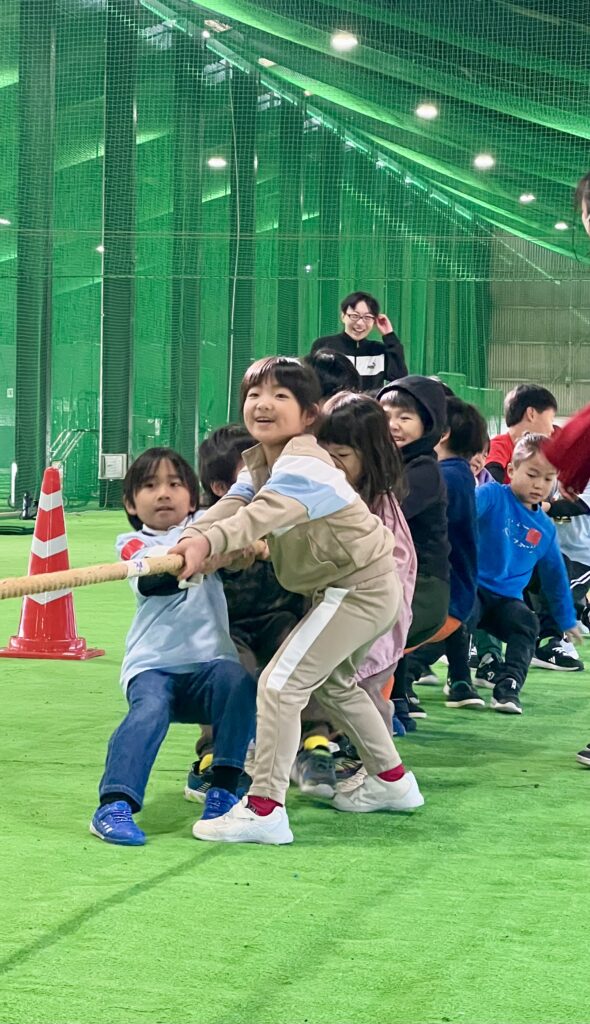 四日市・菰野町で活動する総合スポーツスクールMiRAIの親子参加型冬の運動会で、年中〜小学生の子どもたちが楽しそうに綱引きをしている様子