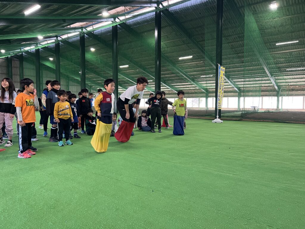四日市・菰野町の総合スポーツスクールMiRAIで行われた冬の運動会で、年中〜小学生の子どもたちと先生が一緒に障害物競走を楽しんでいる様子