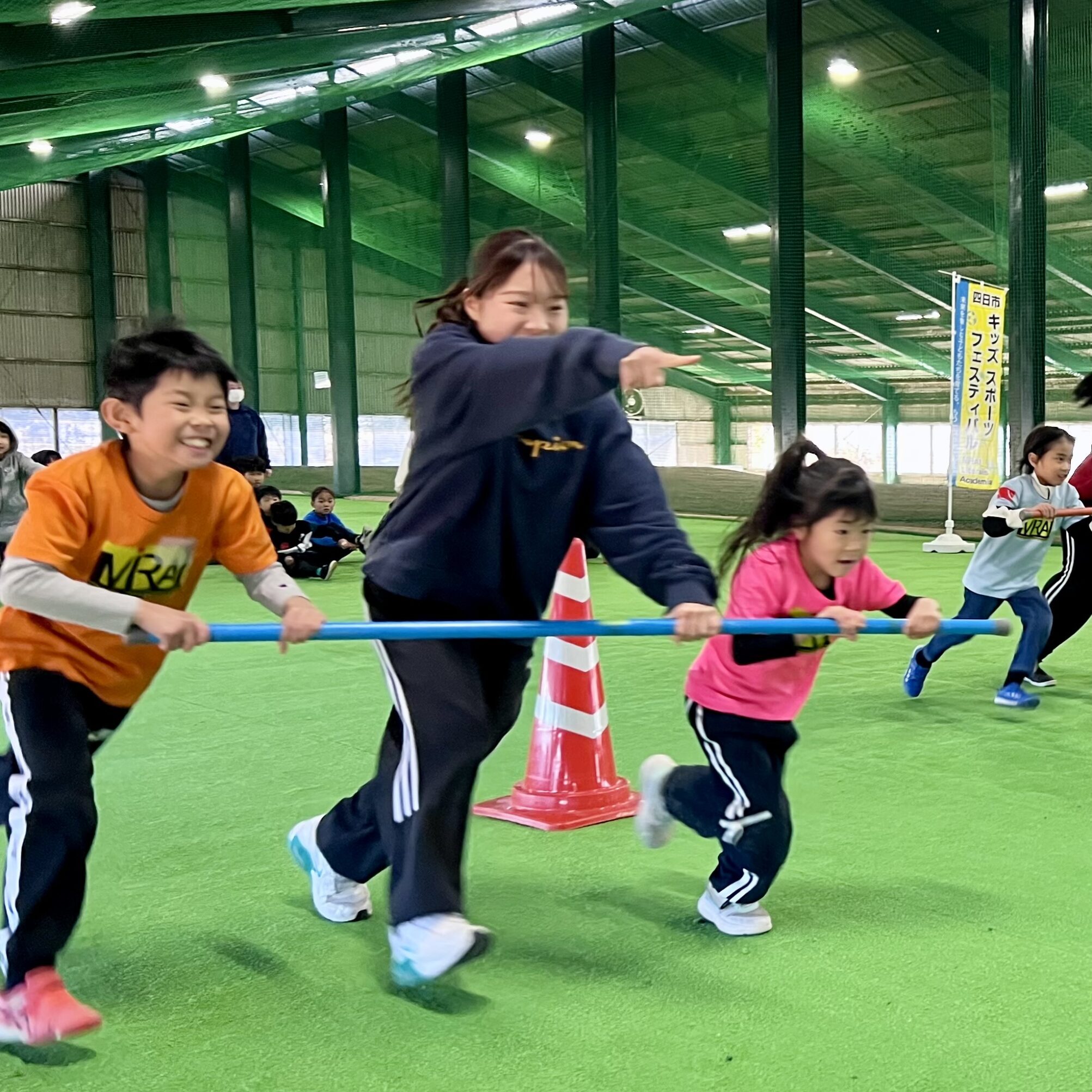 四日市・菰野町で開催された総合スポーツスクールMiRAIの親子参加・冬の運動会で、年中〜小6対象の子どもたちが台風の目競技を楽しんでいる様子