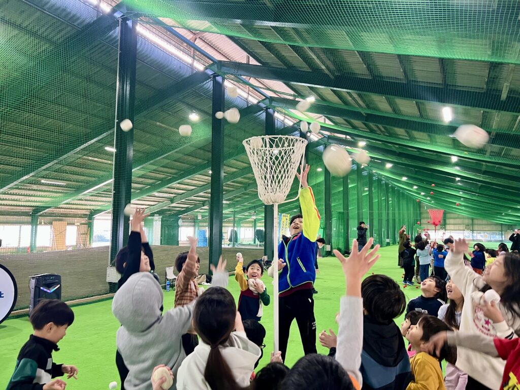 四日市・菰野町で活動する総合スポーツスクールMiRAIの親子参加型冬の運動会で、年中〜小学生の子どもたちが玉入れ競技に取り組む様子