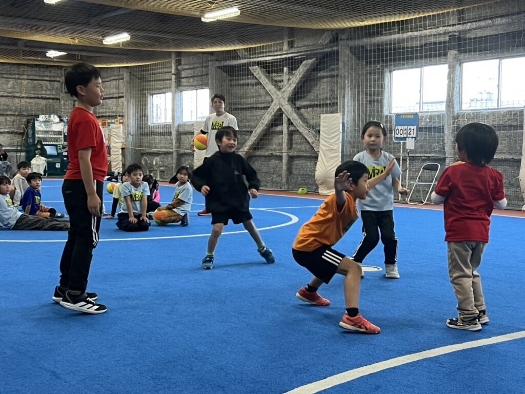 総合スポーツスクールMiRAIのバスケットボール中、空いているスペースを意識して子どもたちの動きが変わっていく様子