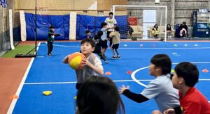 総合スポーツスクールMiRAIのバスケットボールで、子どもがゴールを定めてシュートを打つ前の様子
