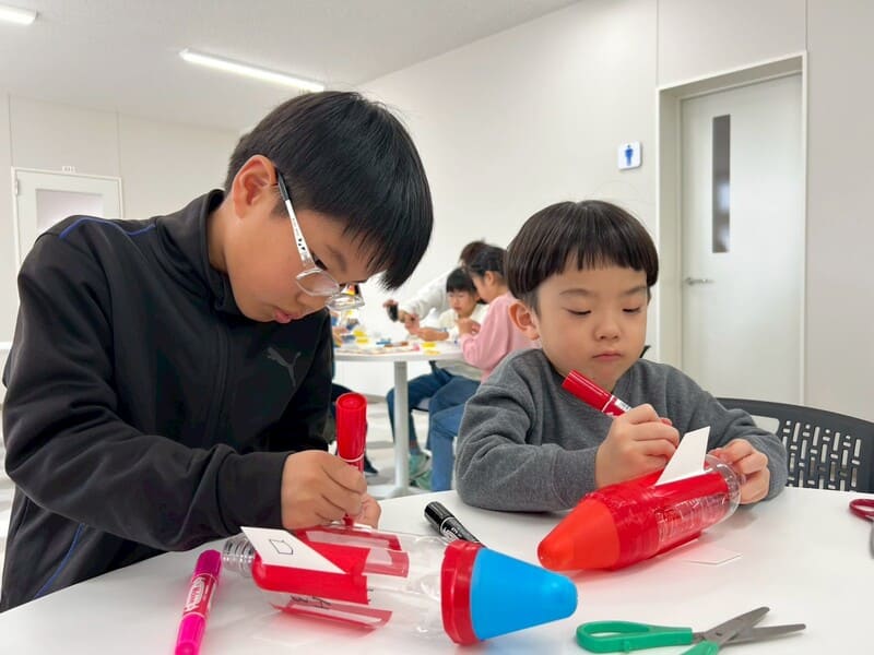 総合スポーツスクールMiRAIの科学教室で、ペットボトルロケットづくりを楽しむ子どもたちの様子