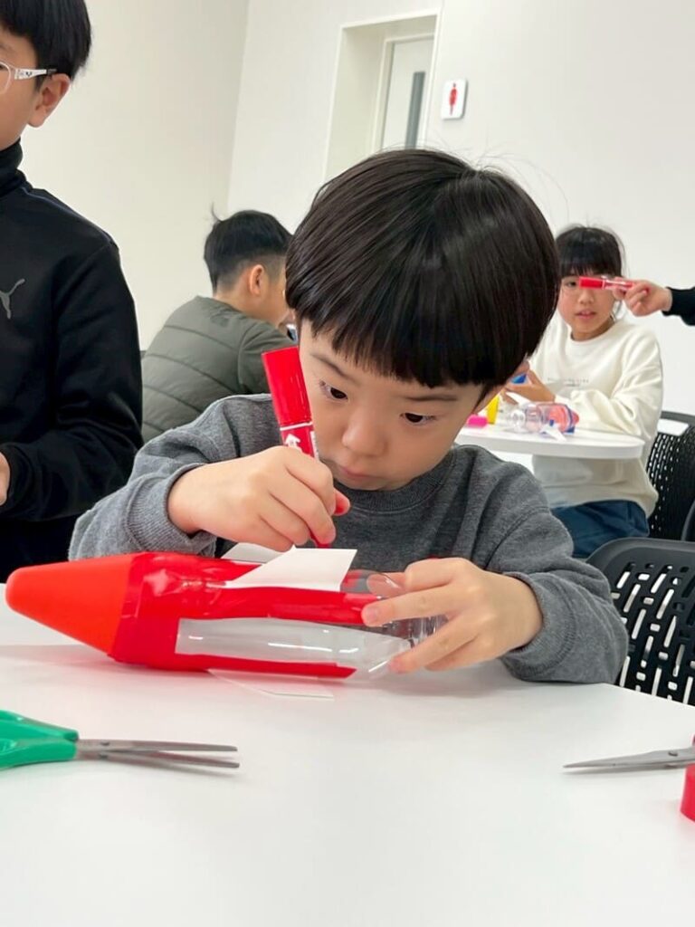 四日市・菰野町で開催されたMiRAIの科学教室｜年中〜小6対象の子どもたちがロケットの仕組みを考えながら制作している様子